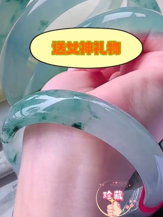 收藏毕业款,一款高冰飘花手镯,精致浪漫又走心礼物就是它!手镯种老冰透#手镯直播间#高冰种#玉石魅力#冰透花玉手镯@DOU+上热门