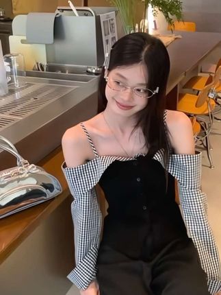 一字肩格子衬衫女秋季辣妹露肩鱼骨上衣假两件衬衣#衣服气质 #一字肩上衣 #鱼骨上衣