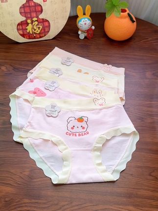 女儿进入发育期,贴身内裤记得勤更换~这款A类棉的面料更加的绵软细腻,贴身穿云感十足特别舒服!弹力大不紧绷,运动无束缚感,图案颜色清新素雅孩子很喜欢,一组四条性价比超高,快给宝贝安排上吧~#女童内裤 #女孩内裤推荐 #贴身衣物 #纯棉内裤 #无限回购的宝藏单品