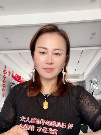 小鸡腿来了、它是紧致抗皱,补水保湿,淡化细纹、抗衰 老的、经常熬夜类大干皮类,你就用它.……保养老样子,不保养样子老、对吧姐妹、做个精致的女人、不要做个黄脸婆呦#变美变美 #为秋冬干燥肌肤保驾护航#抗皱紧致护肤品推荐#创作者扶持计划
