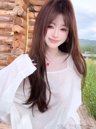早秋松弛感穿搭谁懂啊🎀这件露肩上衣戳中早秋心巴!单侧露肩设,增添了时尚感与随性感,衣身宽松,款式休闲,具有小众设计感,氛围感直接拉满,没到开挂~#松弛感 #早秋穿搭 #仙女必备 #谁穿谁好看系列 #出游穿搭