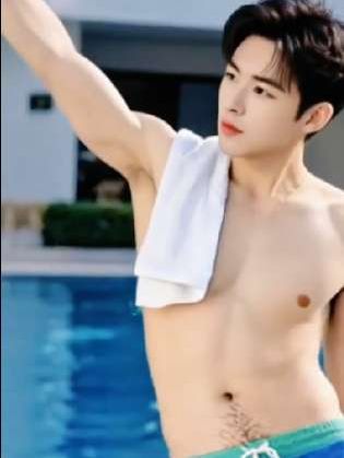 #阳光男孩已上线#浅跳一下#秀出好身材 #泳池拍摄 #非常感谢家人们久久支持与陪伴