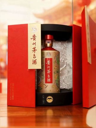 谁懂啊!茅台这瓶龙凤呈祥一摆上桌,全场目光直接锁定!红金礼盒配龙凤浮雕,开盖瞬间像解锁国潮艺术品,内衬金銮垫底托自带贵气buff。 瓶身藏着大玄机——取自乾隆珐琅彩的龙凤纹,暗处居然会发光!一龙一凤寓意琴瑟和鸣,不管是婚宴贺喜还是乔迁送礼,排面和心意都拉满。 1L公斤装太懂聚会了!不用频繁倒酒,摆桌就是气场担当,关键斤价比小瓶更划算。43度酱香太友好,入口绵柔带焦糖香,配火锅、烤鸭都能hold住,尾韵长到让人回味。 不管自饮存藏,还是商务宴请,这瓶有颜值有寓意的茅台,闭眼入都不踩雷!(未成年人禁止饮酒)#茅台 #龙凤呈祥 #白酒 #礼品推荐 #宴请用酒