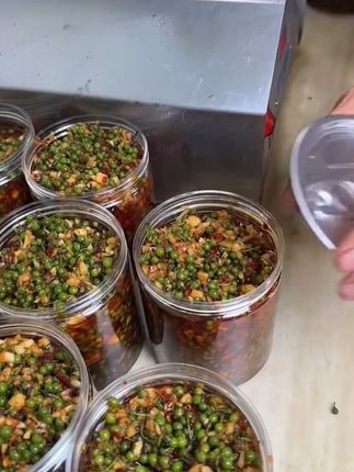 我家的山胡椒酱是用的农家菜籽油,蒜末,小黄姜……好的原材料,才有好的味道,抓紧时间囤哦#宜昌美食 #山胡椒 #木姜子#下饭神器@DOU+小助手 @DOU+好生意 @DOU+上热门