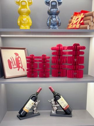 这组蜂窝囍字装饰效果真的太出片了!无论是婚礼现场、求婚布置,还是简单装点婚房,氛围感一下子拉满~颜色正、质感好,动手组装超级简单,不用的时候折叠收纳也不占地方。喜庆又高级,就算不是过节,平时摆在家里也很好看呀!#囍字挂件#结婚摆件立体#囍字#结婚现场喜气洋洋