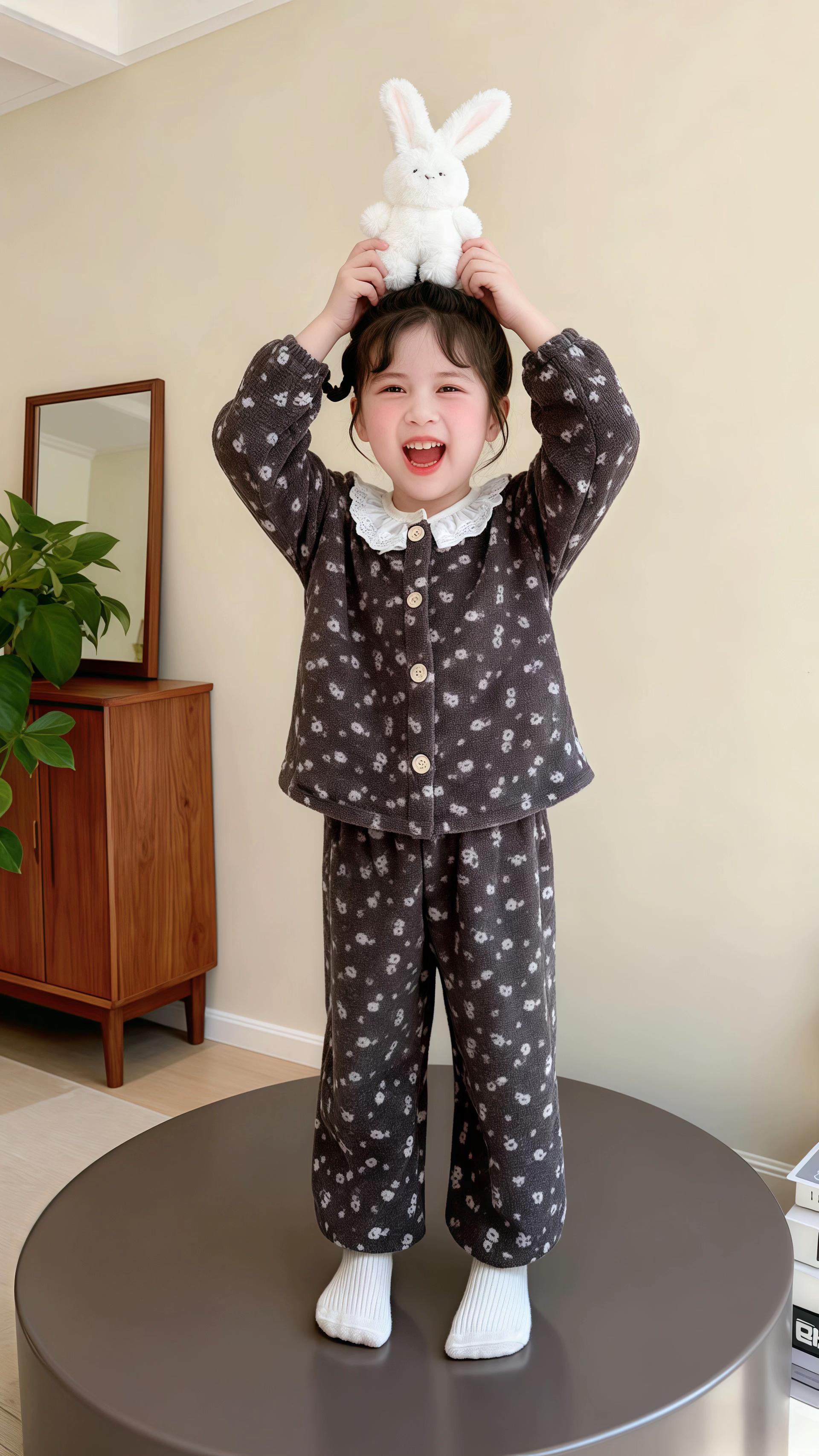 #儿童珊瑚绒睡衣 #女童家居服 #生女儿就是用来打扮的 #秋天变时髦就从韩系穿搭开始 #早秋穿搭三分钟出门不是梦 @抖加🔥上热门🔥dou+🔥热点宝
