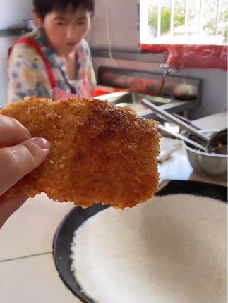 柴火糯米锅巴,土灶慢慢炕出来的,是很多人小时候的味道,现在城市里没有土灶,很难吃到这样香脆的锅巴了#农村美食#土灶锅巴@DOU+上热门 @DOU+好生意 @DOU+小助手