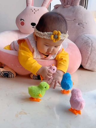 爸爸买回来几只毛绒小鸡,不吃不喝也不拉,蹦蹦跳跳宝宝好喜欢#发条小鸡 #哄娃神器 #宝宝玩具推荐