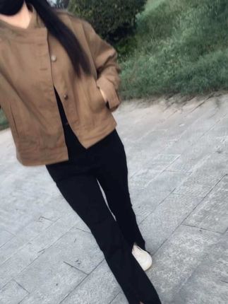 现在的我,相信了顺其自然,不要说我不在意了,就算在意了,又能怎样,只不过,我把一切看淡了,也想开了。人与人之间的任何关系,都是相互的,你给我珍惜,我还你值得,你给我距离,我还你分寸,如果真心换不来真心,那就要学会转身。#早秋穿搭 #外套