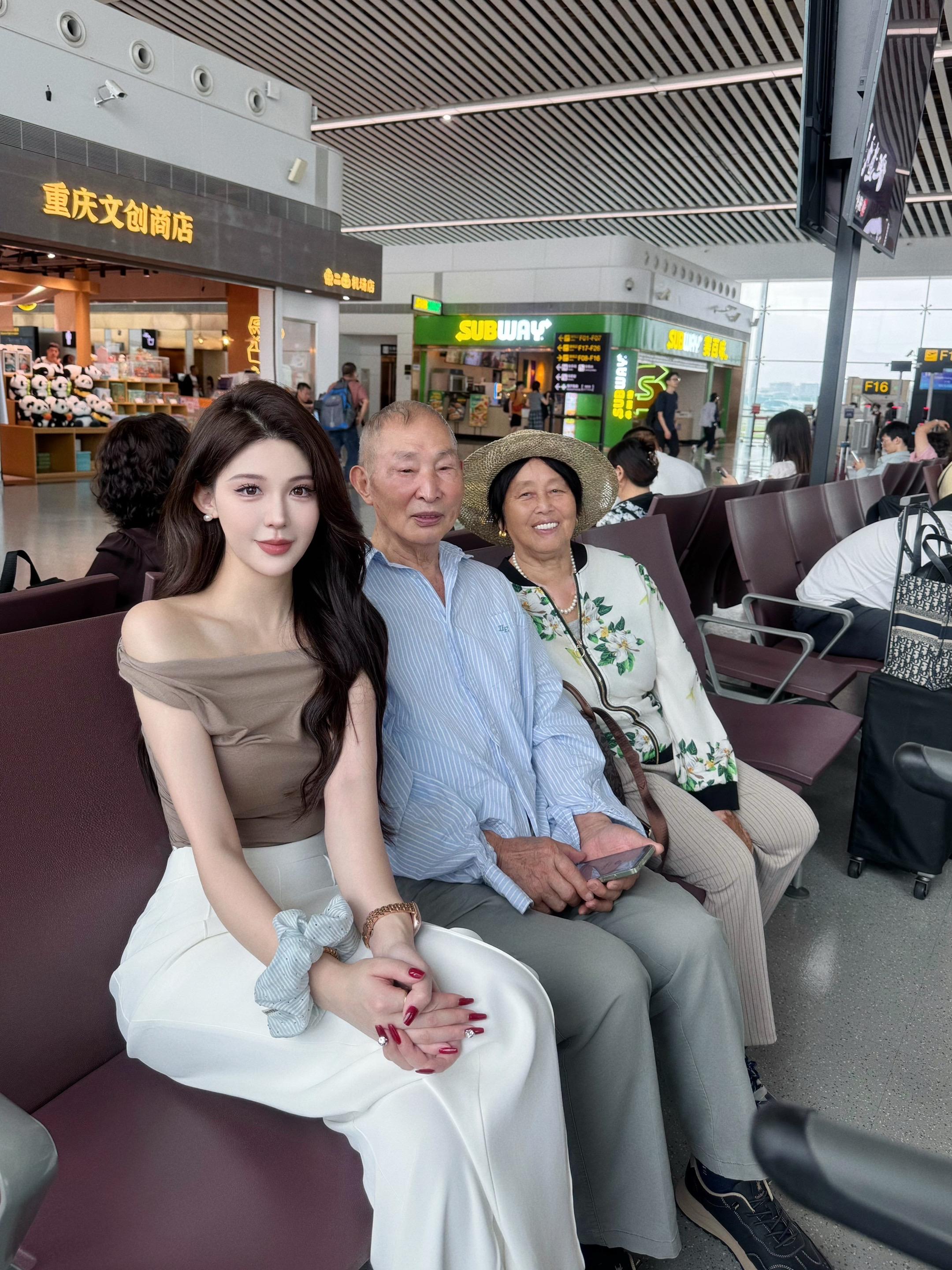 国庆带老人去看一次大海 外公外婆80多岁了一直有个心愿 就是看一次大海 这是他们一直梦寐以求的,于是我把他们的梦想当成我的梦想 看着他们既紧张又开心的样子,我内心特别的酸楚 这一刻我觉得就是我努力的意义吧~像海风许愿,祝你们长命百岁🙏#纪录美好生活 #快乐旅行 #vlog日常