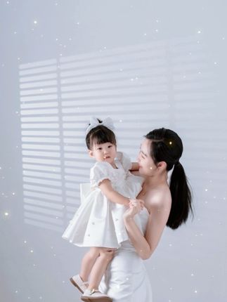 牵着我手的她 就像朵太阳花 陪着我在光里 慢慢的长大 咿呀叫着妈妈 她点着头回答 告诉我未来的路别害怕 拥抱着我的她 多像是太阳花 给予我的爱啊 有多么盛大 无数风吹雨打 不曾让她倒下 却常常说我是她最大的牵挂#养娃 #女儿 #见证成长 #牵着我手的她就像朵太阳花