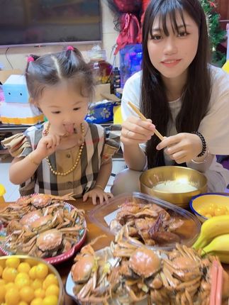 吃饭喽🥰🥰🥰@小马哥 @霞姐女儿小老三🥰 @霞姐儿子小老四🥰 @霞姐大女儿马可馨🥰