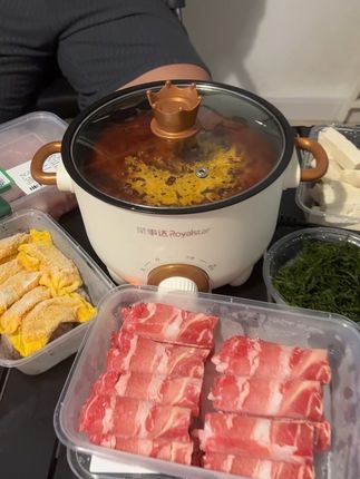 嘿嘿,今天休息,又跟老公在出租房吃过火锅啦,简简单单,幸福不过如此#小火锅吃起来