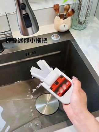 我找到了这个#迷你海绵拖把 还是第一次见!好好用,单手就能操作不用洗抹布,手都不用沾水,脏了清水冲一冲就干净#免手洗拖把 #迷你小拖把