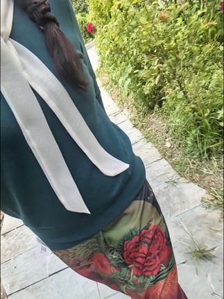 生活无论好坏,每一天都是限量版,不需要比别人过得好,只要自己喜欢开心就好,日子,在忙忙碌碌中充实,生活在粗茶淡饭中生香,愿一切安好#春秋新款减龄小众设计百搭洋气针织上衣。#春秋穿搭。