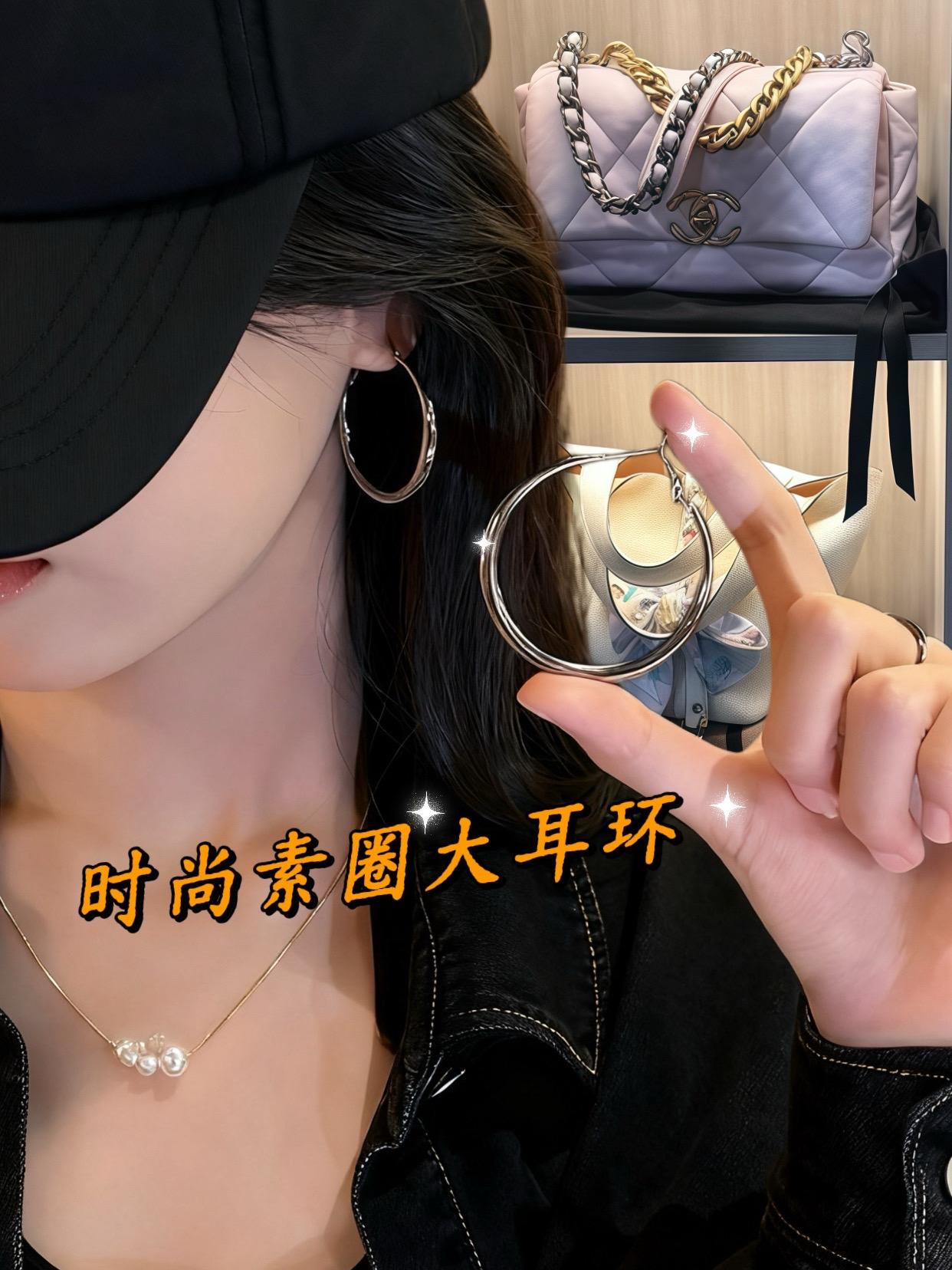 这对时尚素圈大耳环,是圈粉的时髦暴击!简约大耳圈自带随性不羁的潮酷感,高级质感一眼就沦陷。配卫衣,是街头飒姐范儿;搭小裙,又秒变优雅氛围感,从少女到轻熟,戴它都有那种“随性一戴就时髦到开挂”的腔调~ 不管是追求个性的潮人,还是偏爱简约的气质党,都能在这圈“粉”里找到属于自己的“时尚舒适区”~ #时尚配饰 #素圈耳环 #钛圈粉耳环 #百搭单品 #不费力时髦