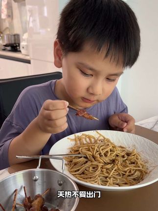 不用出门在家就能吃烤串!#一天吃什么vlog #家庭烤肉 #大人小孩都爰吃 #烤肉 #太香啦