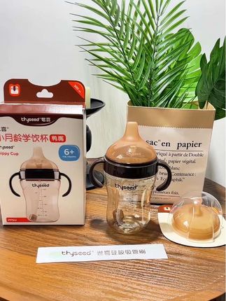 6个月以上宝宝换学饮杯一定要先用鸭嘴学饮杯过渡我给女儿用的是世喜学饮杯,还是八字分流防呛的,宝宝很好接受!倒置摇晃不喷不漏,瓶身耐摔耐高温,趁现在活动赶紧拼手速!#世喜鸭嘴杯 #世喜 #宝宝学饮杯 #奶瓶 #母婴好物