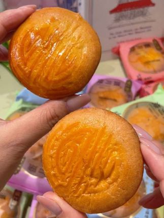 酥上煌蛋月烧月饼全家人都爱吃 #无限回购的宝藏单品 #多口味月饼 口感松软馅料丰富#蛋月烧月饼 *15枚#超便宜超划算 #传统中秋月饼