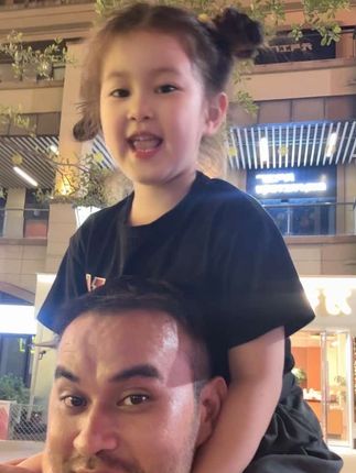 你坐肩膀的那一刻,也是我最幸福的时刻 #女儿控👧请你慢慢长大🖤