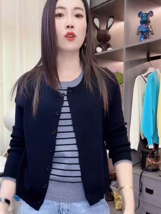 2025年新款拼色假两件针织长袖拼接撞色秋季设计感长袖3166#洋气小衫 #拼接假两件针织衫 #撞色秋季 #长袖针织衫 #谁穿谁好看系列