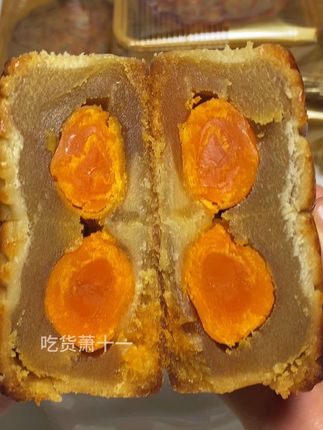 正宗管式双蛋黄莲蓉月饼,真的太好吃了#月饼 #双蛋黄莲蓉月饼 #蛋黄月饼 #小时候味道 #传统糕点