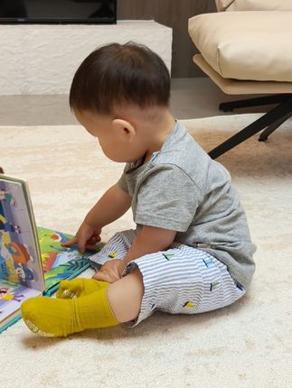 猛涨专注力📖今天也是被小孩哥迷倒的一天 可以自己一直坐着看书了 认真的翻页📄 这样也是被他给迷倒了hhhh🤣 #宝宝成长记 #宝宝衣服 #婴儿衣服#小孩哥#度假穿搭