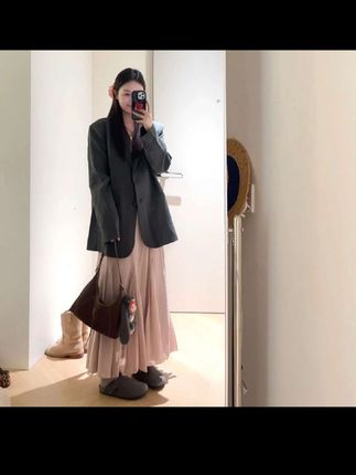 2025秋季新款黑色休闲宽松小西装外套女+粉色无袖吊带连衣裙套装#黑色西装 #西装外套 #休闲穿搭 #无袖连衣裙 #吊带连衣裙