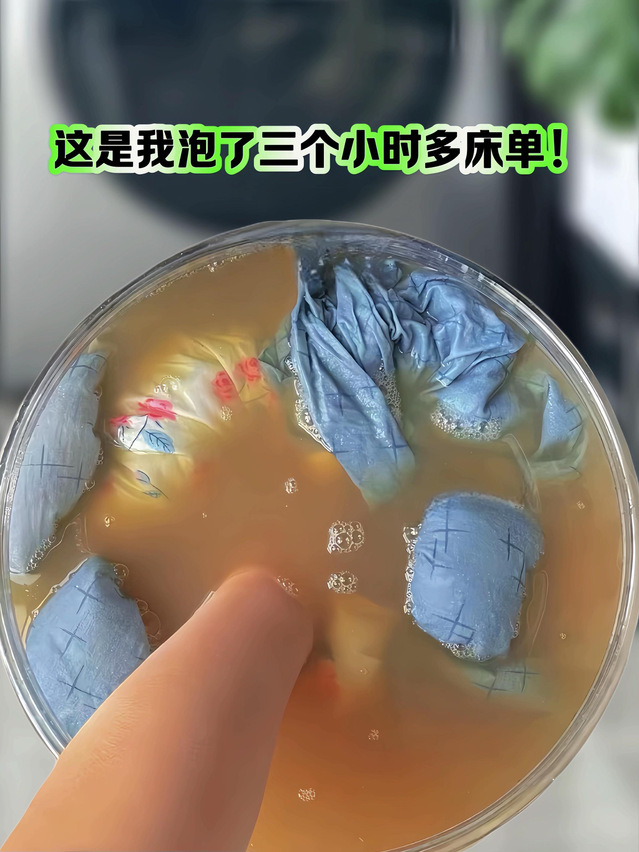 姐妹们,白衣服穿脏发黄发霉的先别扔!快试试这个#活力28校服净,活氧泡泡和活性因子配合使用,有效去除顽固污渍,洗完的衣服又香又软!衣服发黄发霉汗渍污渍果渍奶渍书包鞋袜彩色衣服白色衣服都能可以轻松解决,活氧去渍,护衣增亮!这下熊孩子的衣服也不怕洗不干净了!#污渍轻松去除#洗护好物#白衣服清洗妙招#2025图文伙伴计划