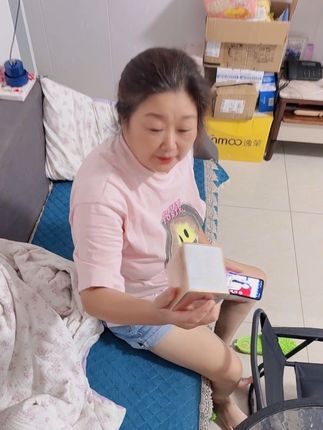 和陶妈妈聊天是真的好搞笑,贵妇膏她说龟苓膏,我要笑死了,问我讨了好几天了,今天我不忘记给她拿去!#贵妇膏#点击下方小黄车购买