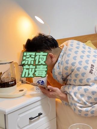 #vlog日常 #深夜偷吃 半夜老吴说饿了,于是我俩就一起吃拉面,这大概就是幸福的样子#兰州拉面