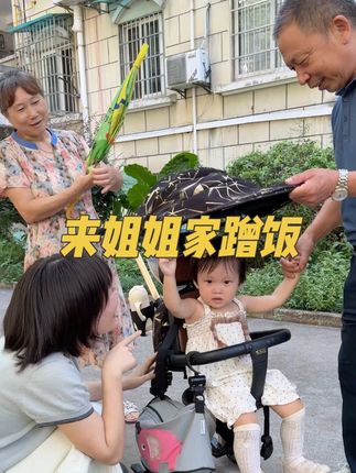 给姐姐带了点土板栗尝尝,在她老房子楼下碰到了老妈带着妹妹溜达回家,小家伙看到我第一反应就是用遮阳棚挡住自己……顺便一起去姐姐新家吃个饭~#记录生活