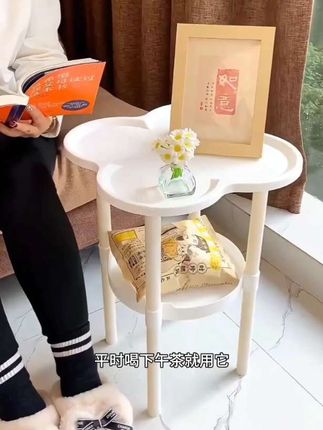 家里有个这样的小茶几真的太方便了!它是可以随意移动的,想放哪里就放哪里,平时用来喝个下午茶、追个剧都很合适。而且它的设计很简约,摆在家里也不会占用太多空间,还可以把它放在卧室当个床头柜,或者放在厨房放一些调料罐,真的是既美观又实用!#好物分享 #茶几 #移动小茶几