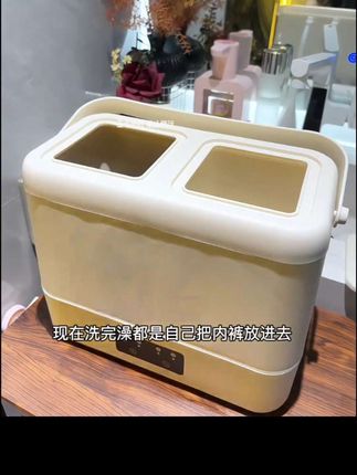 内裤袜子脱下来直接丢进去洗这也太方便了关键还是双桶的分开清洗干净又卫生#双桶洗衣机 #内衣袜子洗衣机 #迷你洗衣机@抖音小助手
