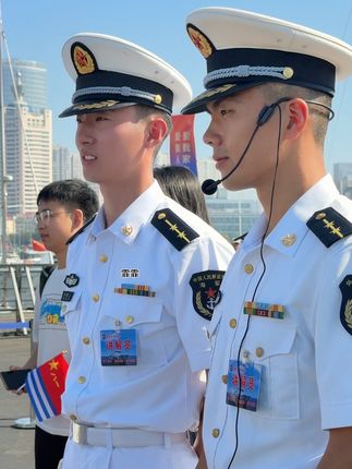 青岛舰艇开放日,海军小哥哥们合集(二)手机都是游客的,在帮游客拍照。#国庆节遇舰一场深蓝之约 #正能量 #路人视角 #海军 #青岛