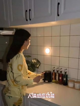 人体感应小夜灯,人来即亮,人走即灭,led智能人体感应灯床头卧室家用起夜充电池小夜灯楼道过道不插电#人体感应灯#感应灯 #装饰感应灯 #氛围感小夜灯#灯具照明 新品led感应灯充电床头卧室家用全自动人体感应不插电小夜灯无线