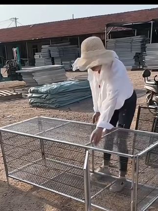 家里养只小动物的朋友们看过来了,这个宠物笼子真的太实用了!它是全焊接的设计,不用担心会跑出来,而且非常结实耐用,无论是养小兔子还是小鸡都很适合。采用的是加粗的网条,就算想逃也逃不掉!快来挑选一款适合自己的宠物笼子吧,让你的小可爱有个安全的家!