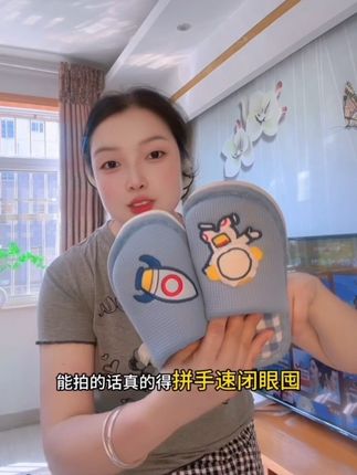 入秋了,不要让宝宝光着脚丫在地上走了,寒从脚起,容易着凉,可以给孩子试试这款#亚麻拖鞋 鞋子柔软舒服不闷汉,鞋底柔软又防滑#儿童亚麻拖鞋 #脚宽脚胖都可以 #包头棉拖鞋 #居家拖鞋