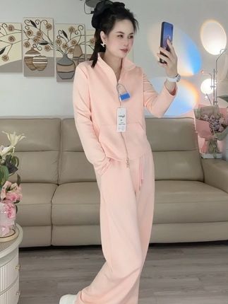 这款套装真的好显白吖~款式好显瘦哦~#爱了爱了爱了 #穿搭如呼吸般简单#早秋秀场抄作业告别路人感#流光机能风穿搭太有生命力了