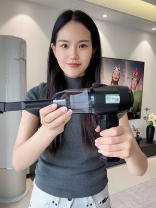 这就是你们一直在找的吹吸一体的车载吸尘器,丁威特大品牌,动力非常的足,当个小风扇使用都行,它这个不但可以吸灰尘,也可以吹灰尘,用起来特别的方便,家里的各种的犄角旮旯,汽车里的门框,座椅上面的粉尘只是轻轻一划拉就干干净净,带有手机通用充电口,现在下单多送个过滤器,和各种吹吸使用的套装。 #车载吸尘器 #吹吸两用吹尘器 #吸尘器 #丁威特吸尘器 #锂电吸尘器