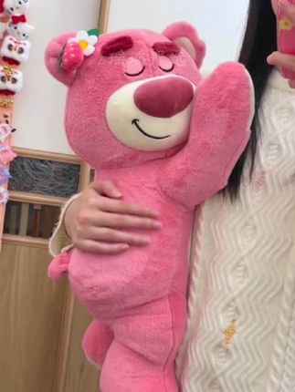 萌趣十足的草莓毛绒玩偶熊,软乎乎的,陪伴你的每一个温馨时刻。它不仅是可爱的毛绒玩具公仔,更是七夕送给心爱她的最佳礼物!让这份甜蜜与温馨永伴她左右  #情人节#草莓熊公仔#玩偶#毛绒玩具#生日礼物