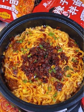普通泡面吃够的一定要试下贵州辣子鸡拌面,又香又辣的巨过瘾!#美食 #速食美食 #贵州辣子鸡拌面 #南山婆 #拌面