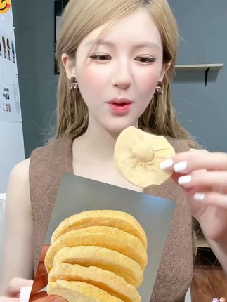 沉浸式看露思吃苹果脆片#赵露思 #强烈推荐  #太好吃了 #美食推荐 #好吃到停不下来