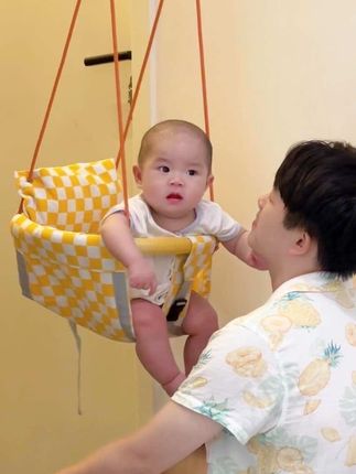 天气马上就冷了, 等我小了我也要在家里面荡秋千 #婴儿成长 #亲子日常 #养娃日常 #人类幼崽的日常 #人类幼崽
