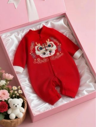 婴儿满月百天抓周礼国风礼服连体衣‼️ 宝宝满月百天周岁你准备给宝宝怎么穿?那当然得选一款有仪式感的礼服,强烈推荐这款国风刺绣连体哈衣,男宝女宝都可以穿,宝宝穿上喜庆又好看,拍照出来高级又显白!直接赞爆朋友圈#婴儿周岁礼服 #宝宝礼服 #萌娃穿搭 #抓周仪式 #国风古韵 @抖加🔥上热门🔥dou+🔥热点宝 @抖音小助手