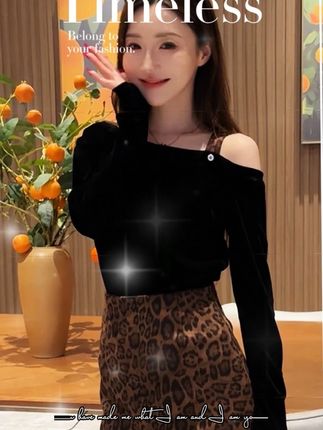 #vlog日常 2025早秋新款露肩丝绒上衣+豹纹A字半身裙两件套时尚洋气短裙套装#高级感穿搭 #穿搭ootd #街拍时尚穿搭 #套装显瘦穿搭