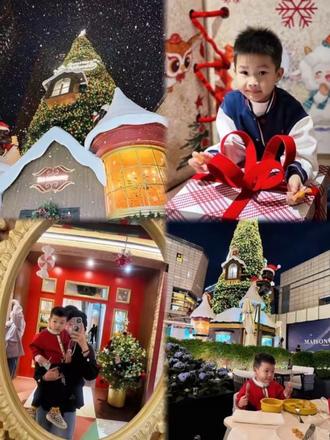 深圳圣诞遛娃必冲🎄万象城飘雪时间附攻略‼️
带Jojo和哥哥打卡万象城圣诞季🎄
第一次看雪的俩娃直接玩嗨✨
巨型圣诞树+飘雪+演奏全解锁
精简攻略直接抄作业!
🎄圣诞必打卡亮点
▪️巨型圣诞树:好几米高挂满blingbling装饰,白天温柔治愈,晚上亮灯巨出片,随便拍都是圣诞大片📸
▪️人工降雪❄️:雪花飘下来超浪漫!俩娃追雪、接雪,抓拍全是治愈瞬间,亲子氛围感拉满
▪️人气超旺:超多小姐姐打卡,亲子装和圣诞树超适配,找好角度轻松避开人群
🎵周年庆演奏&萌娃互动
赶上周年庆+圣诞联动,现场音乐演奏超治愈🎻
Jojo立马安静认真听,间隙还主动和小姐姐挥手比心,软萌互动超可爱,妥妥社交小达人~
🍴遛娃干饭两不误
圣诞树旁就有法式餐厅,环境优雅,菜品精致又好吃😋 点了儿童套餐俩娃吃得超香,逛累直接冲,省时省心不折腾
📝亲子精简攻略✅
1. 精准飘雪时间:12.13-15/21-22/24-25/28-29,18:00-22:00整点飘雪,每次15分钟,提前10分钟占位更出片
2. 穿搭建议:浅色系亲子装+圣诞配饰,孩子穿防滑鞋,保暖又上镜
3. 避峰技巧:优先工作日下午4点后到,人少不挤,拍照吃饭不用排队
4. 交通指南:地铁1/2号线大剧院C口直达,停车选二期更近
圣诞遛娃一站式搞定,俩娃开心到回家还念叨~宝妈们赶紧安排,错过等一年!🎄
#深圳圣诞打卡 #罗湖万象城圣诞 #深圳人工下雪 #深圳周末遛娃 #深圳圣诞飘雪