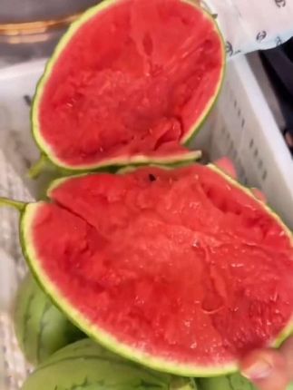 爆甜爆汁超好吃手剥小西瓜,现摘现发超新鲜坏果包赔,口感特别好#手剥小西瓜#糖丸小西瓜#报恩西瓜#三农#中秋