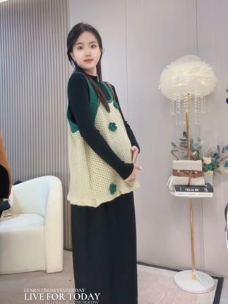 @梵妈妈孕妇装 不显怀设计,秋冬也能穿出高级感 2025秋季新款孕妇装,针织材质柔软透气,慵懒风设计显瘦不显肚。 两件套搭配方便,日常通勤或居家都合适。 深灰色调简约高级,适合秋季穿搭。#秋天孕妇穿搭#孕妇穿搭 #孕妇穿搭秋季#孕妇秋季连衣裙#孕妇秋季穿搭推荐