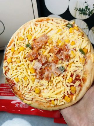 三种口味,秘制鸡肉、果蔬、牛肉和美式培根,做出来跟外面的一样好吃,芝士也超拉丝,这一口真的香迷糊了#大希地披萨#芝士超多的披萨#拉丝披萨#好吃爱吃#亲测分享
